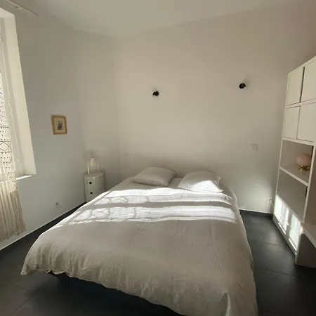 Apartment 2 Pieces Place Miot, Cote Cours *