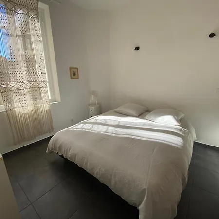 2 Pieces Place Miot, Cote Cours Apartment