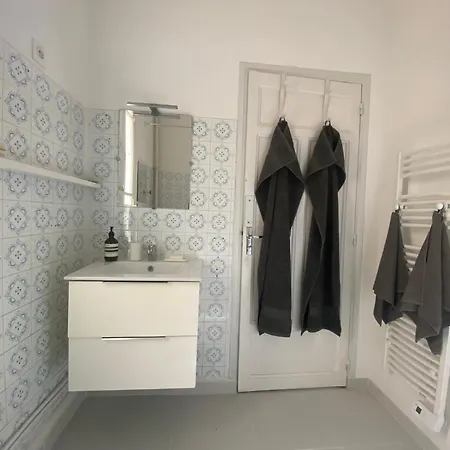 2 Pieces Place Miot, Cote Cours Apartment *